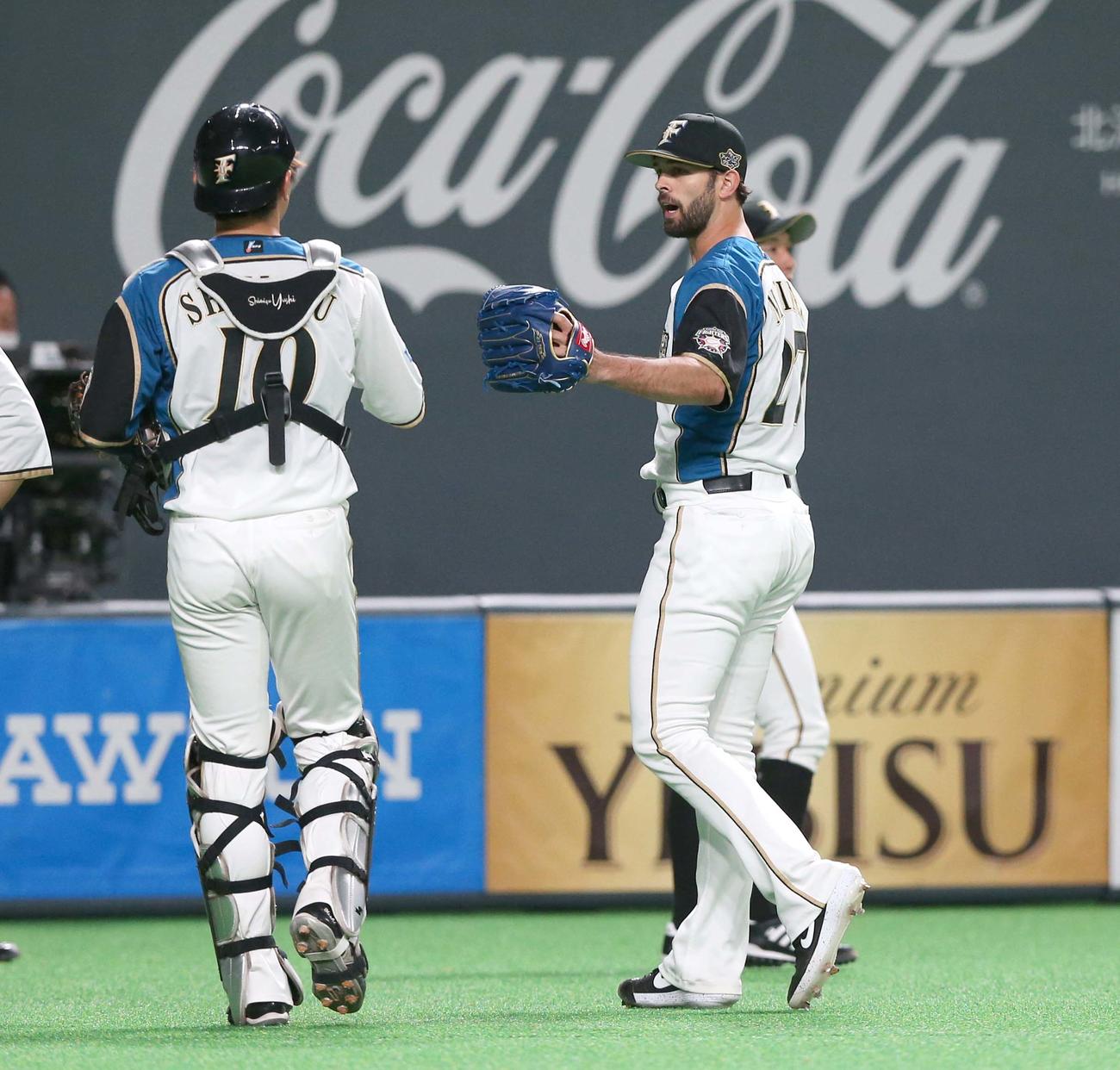 日本ハム対オリックス　4回を投げ終え清水（左）とタッチするマルティネス（撮影・黒川智章）