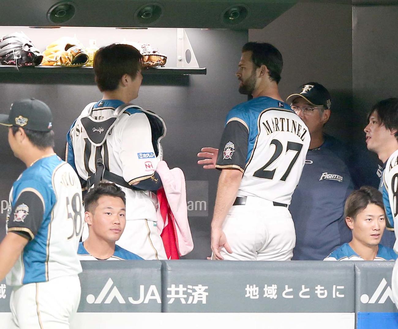 日本ハム対オリックス　1回に2失点しベンチで清水（左）と話すマルティネス（撮影・黒川智章）