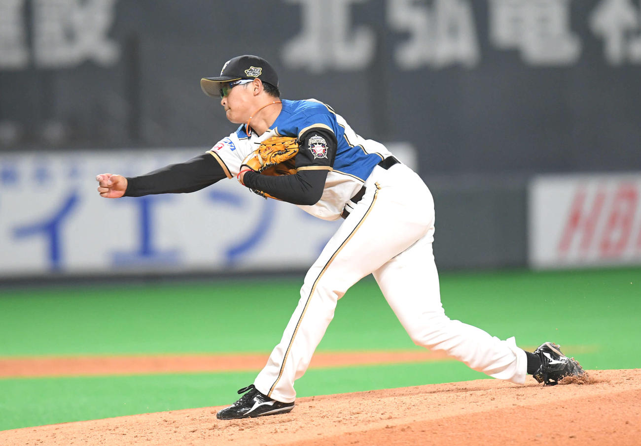 日本ハム対巨人　力投する日本ハム2番手鈴木健（撮影・加藤諒）