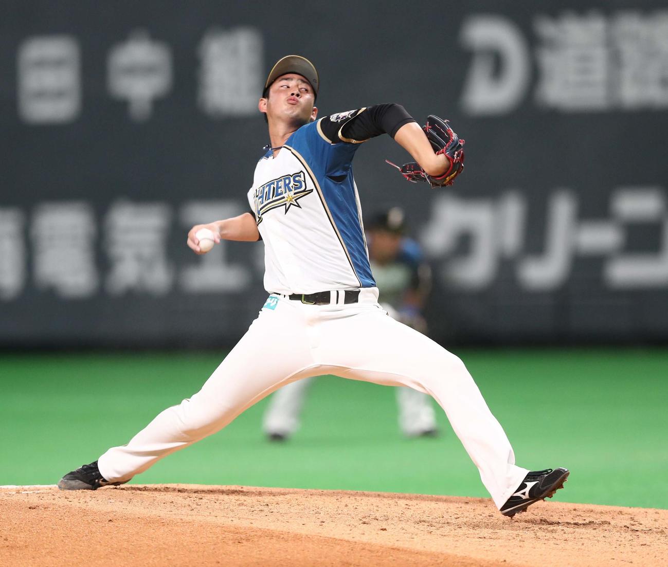 日本ハム対巨人　6回に登板の望月（撮影・黒川智章）
