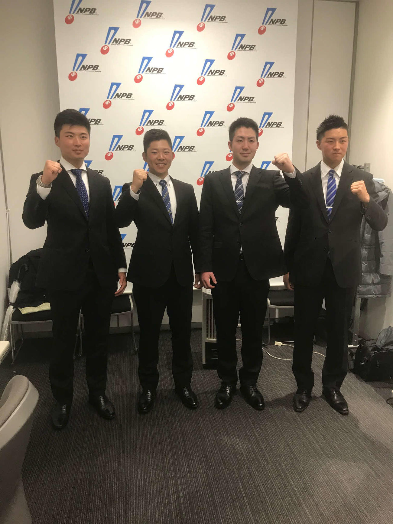 NPBと研修審判員の契約をした、左から原野裕貴氏、笹真輔氏、加倉侑輝氏、田村一馬氏