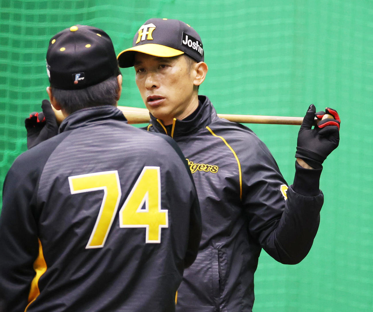 バットを手に練習をみる矢野監督（撮影・清水貴仁）