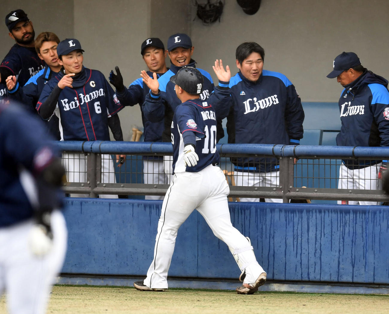 右越え本塁打を放った森（手前）を迎える中村ら（撮影・森本幸一）