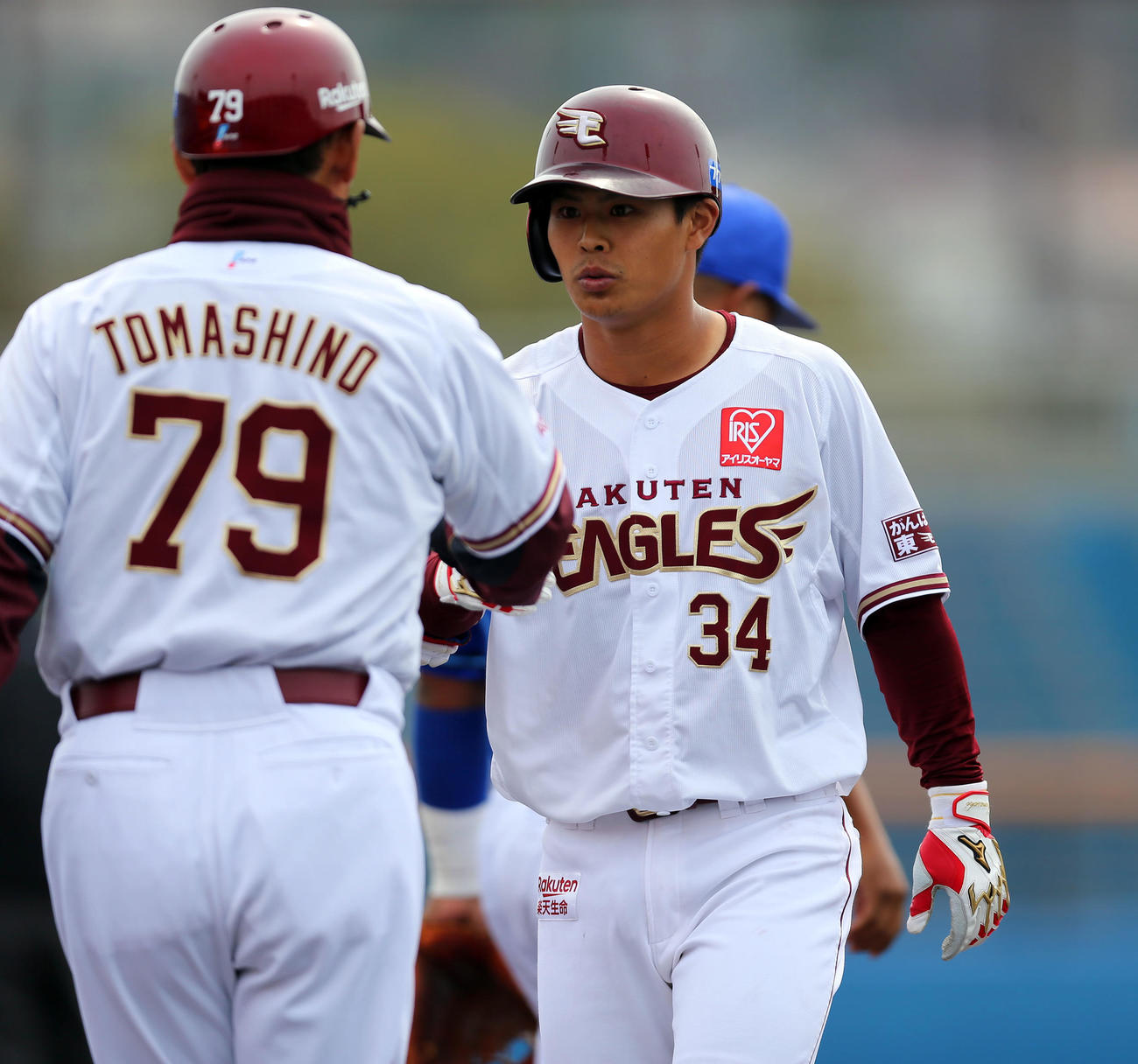 楽天対DeNA　1回裏楽天無死一塁、右前打を放ち、笘篠コーチとグータッチする山崎幹（右）（撮影・大野祥一）