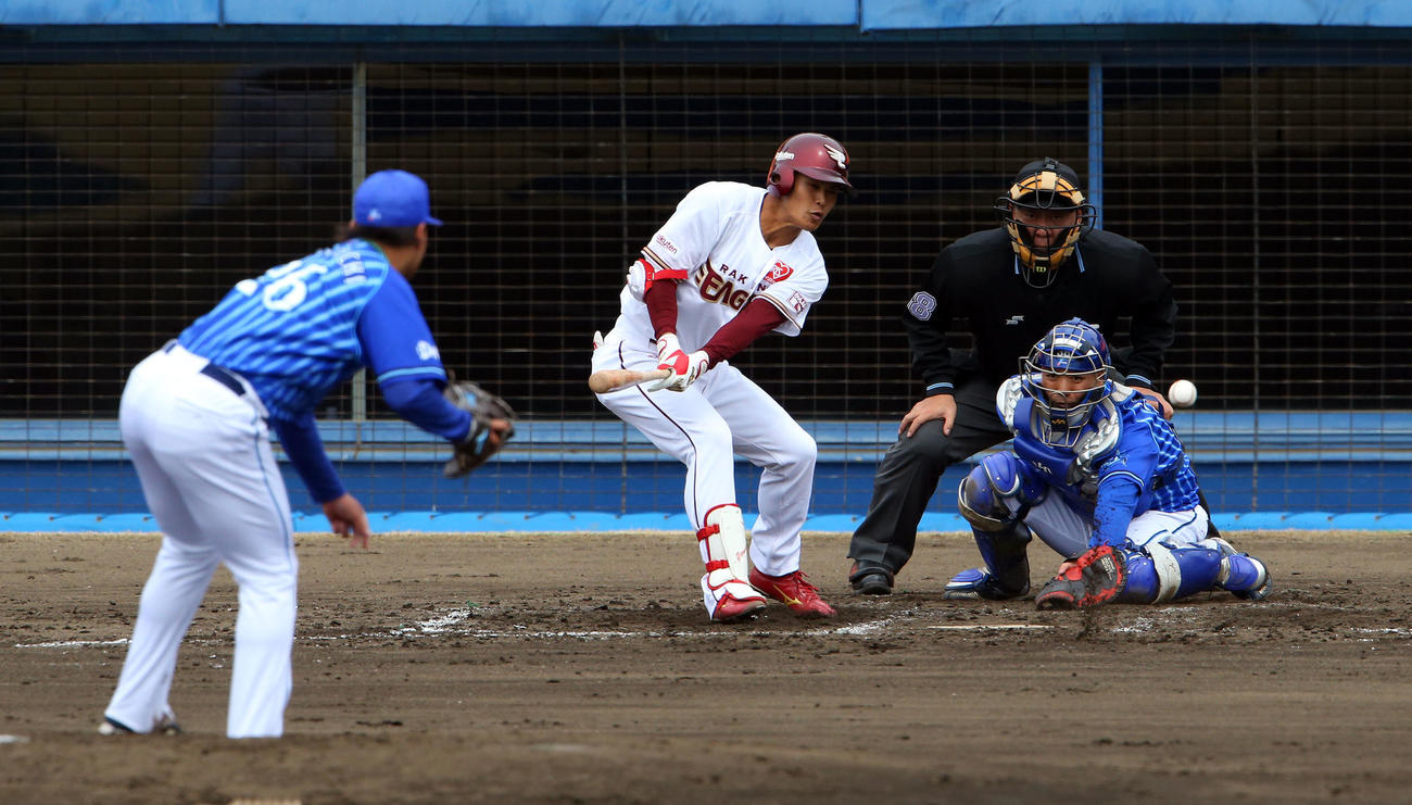 楽天対DeNA　3回裏楽天1死、内野安打を放つ山崎幹（撮影・大野祥一）