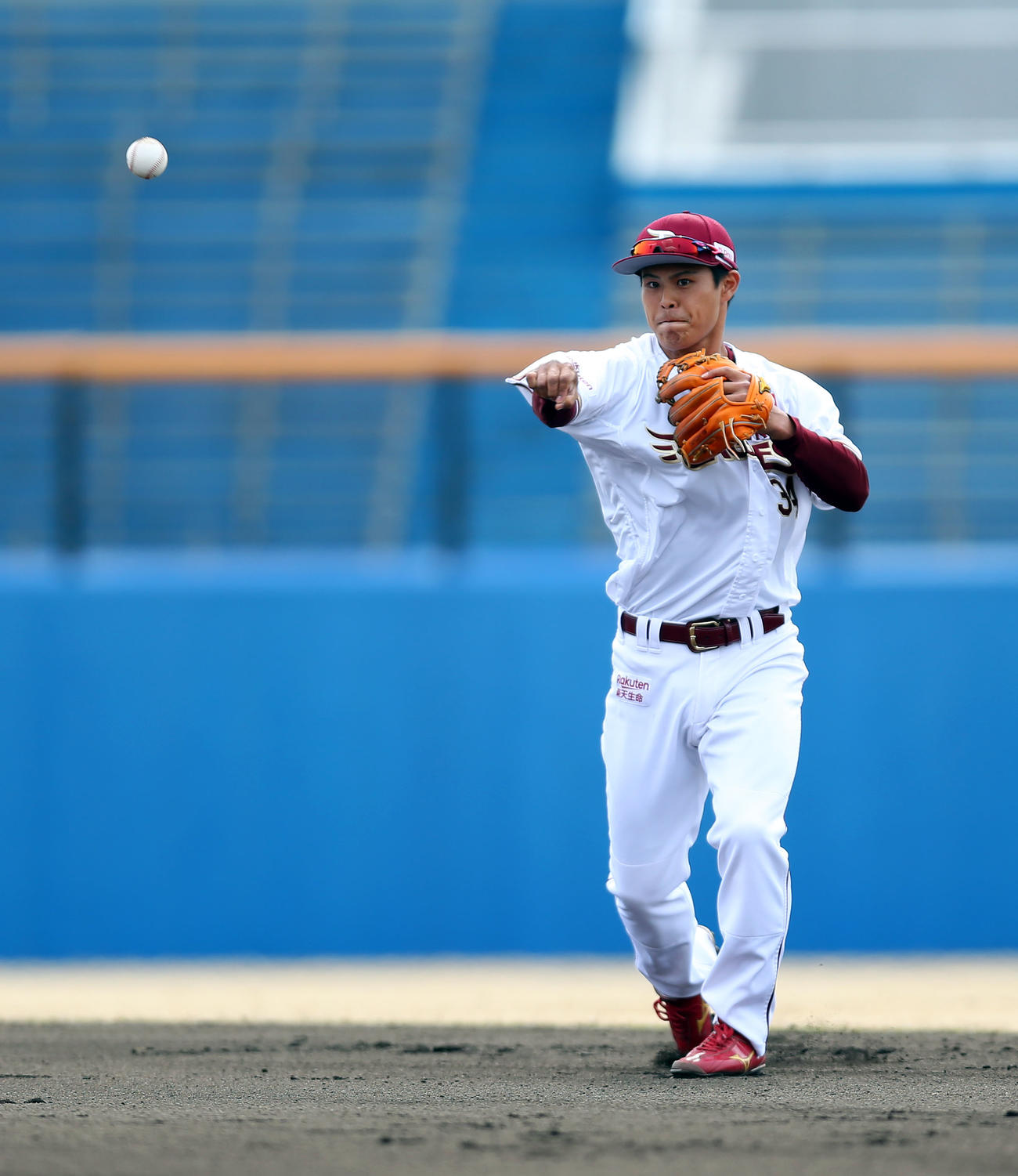楽天対DeNA　1回表DeNA2死、ソトの二ゴロを処理する山崎（撮影・大野祥一）