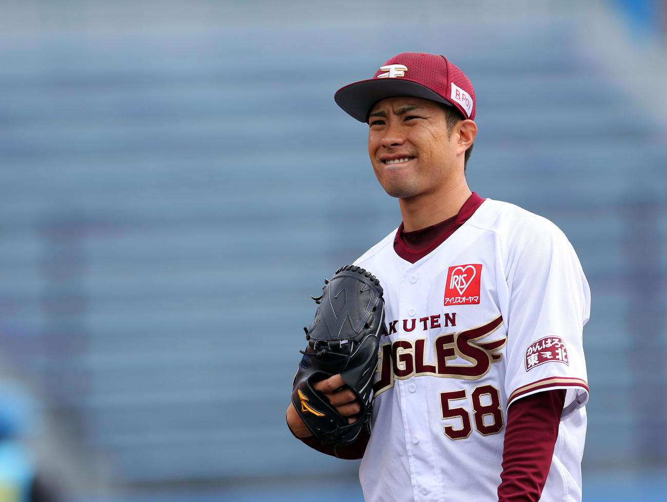 楽天対DeNA　2回表に2失点し、渋い顔で引き揚げる楽天辛島（撮影・大野祥一）
