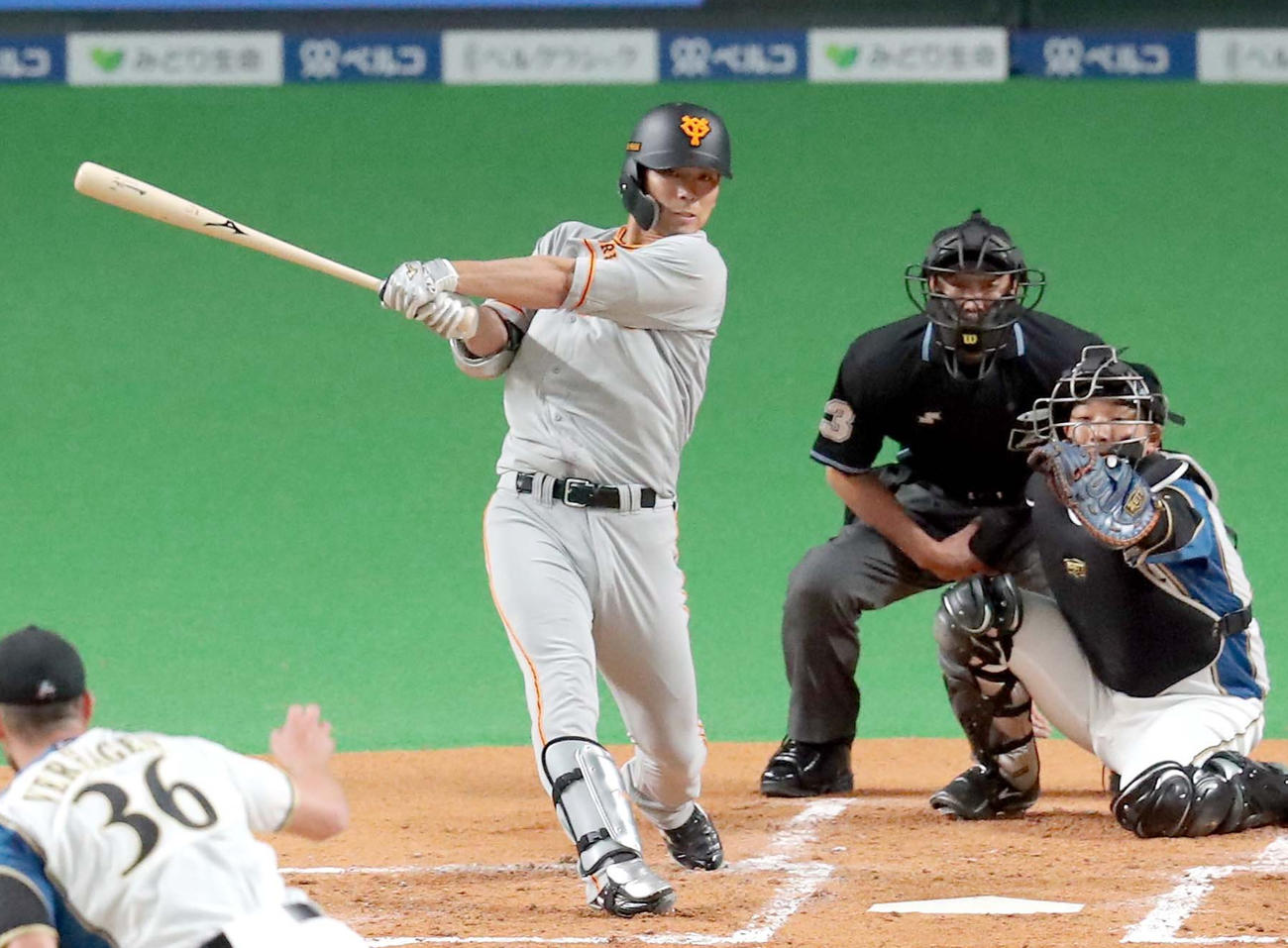 日本ハム対巨人　2回表巨人2死二塁、大城は先制となる中越え2点本塁打を放つ。投手は日本ハム・バーヘイゲン（撮影・佐藤翔太）