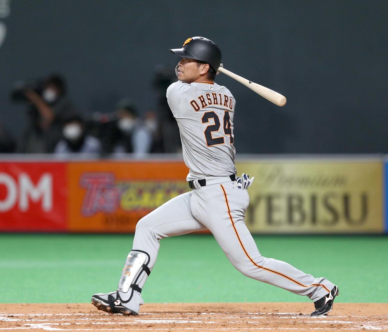 日本ハム対巨人　2回表巨人2死一塁、中越え2点本塁打を放つ大城（撮影・黒川智章）