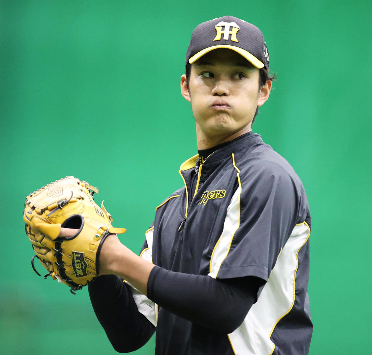 キャッチボールを行う藤浪晋太郎（撮影・清水貴仁）