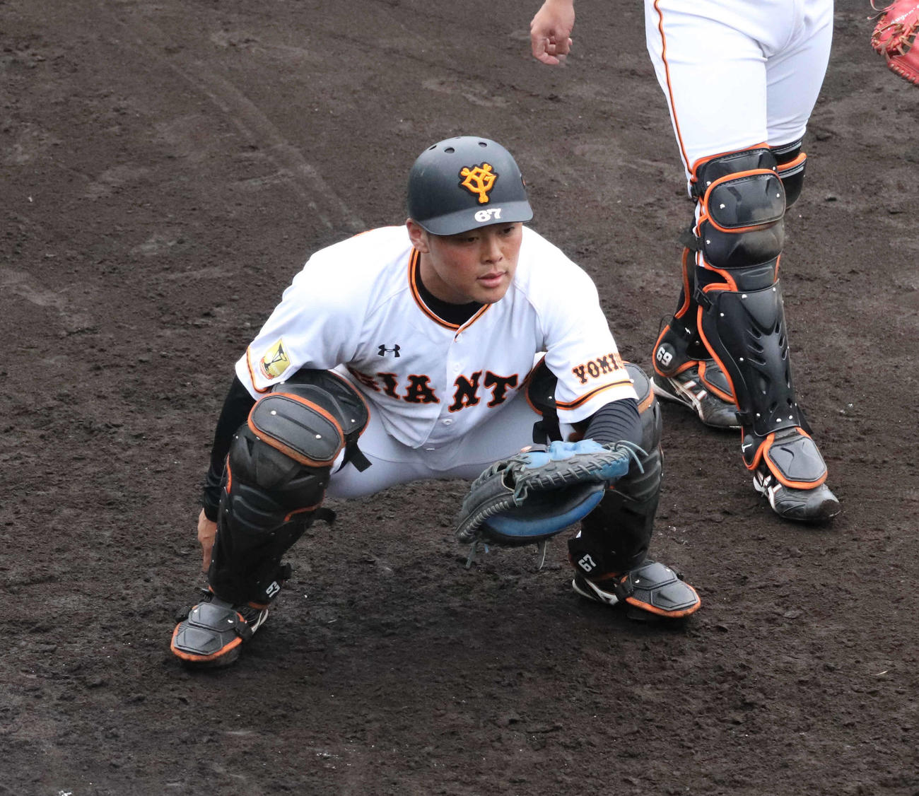 スローイング練習をする巨人山瀬（撮影・久永壮真）