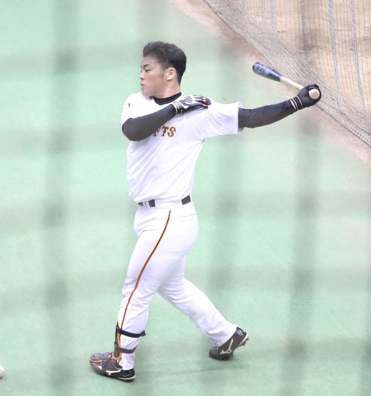 ティー打撃を行う巨人山瀬（撮影・久永壮真）