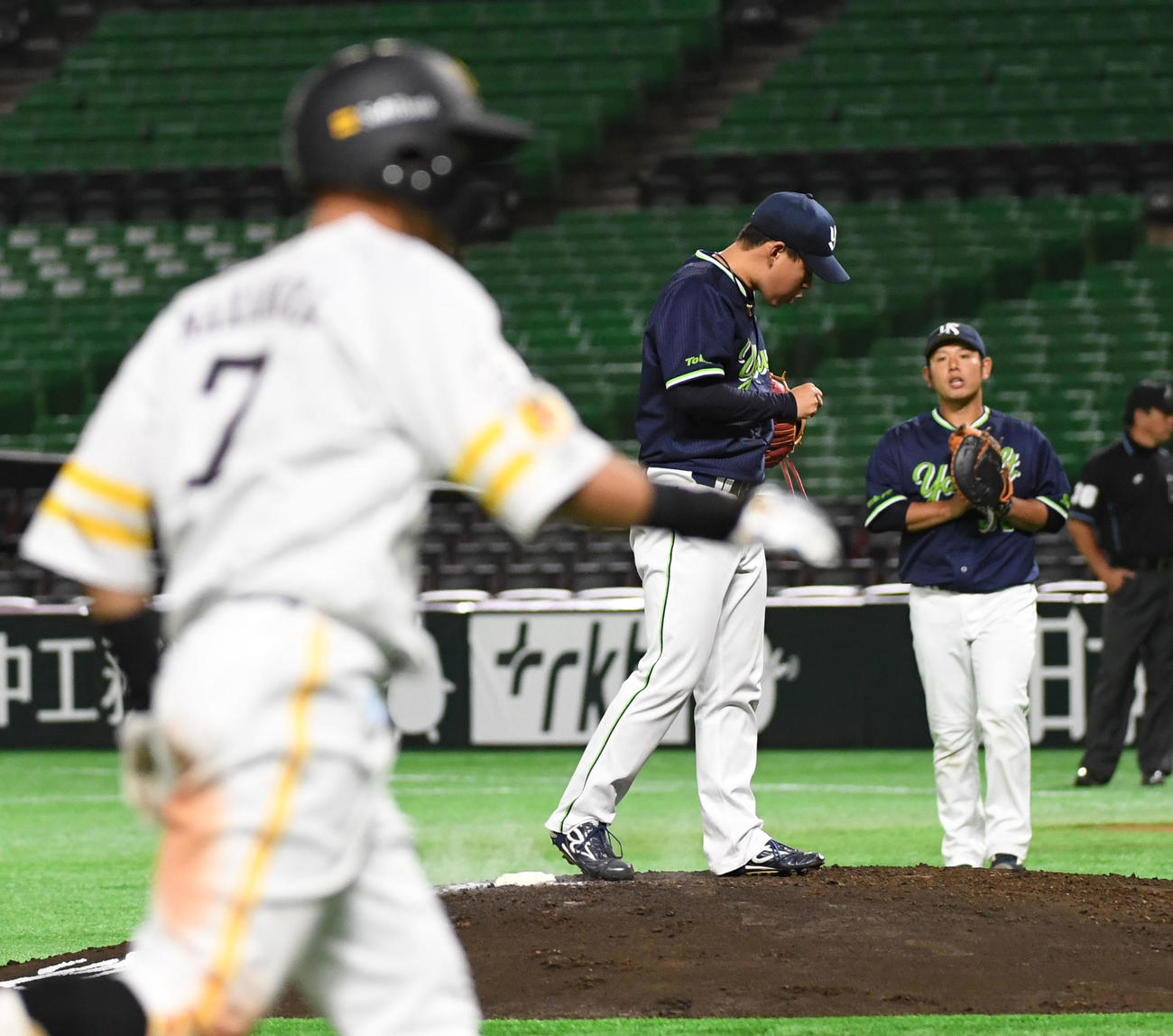 ソフトバンク対ヤクルト　3回裏ソフトバンク1死二塁、先発の吉田大喜は中村晃に2点本塁打を浴びる（撮影・今浪浩三）