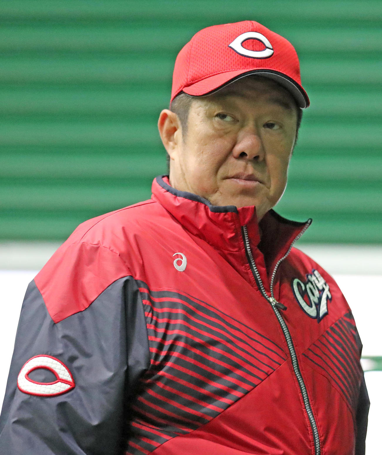 練習をみる佐々岡監督（撮影・清水貴仁）