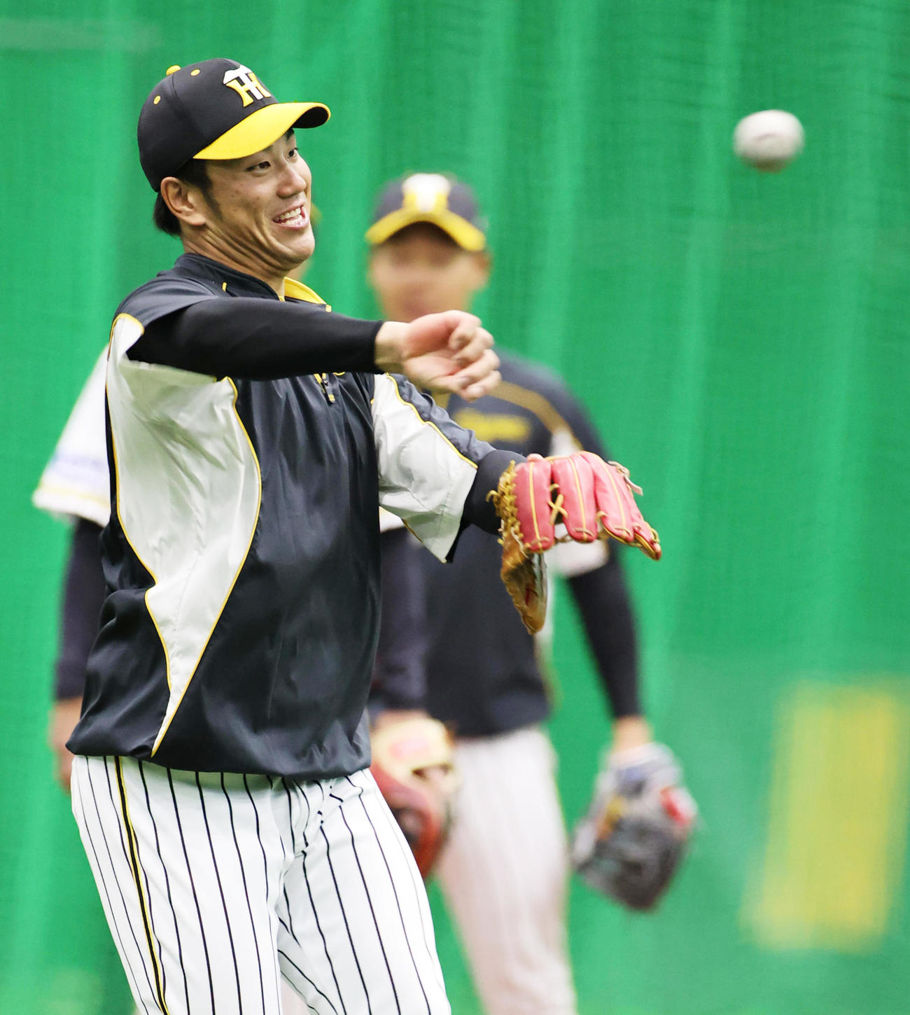 ノックを受ける中谷将大（撮影・清水貴仁）