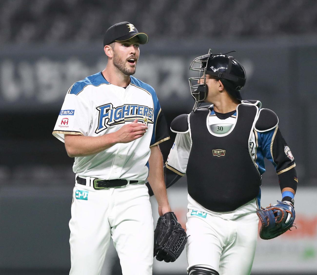 日本ハム対巨人　初回を3人で抑え笑顔のバーヘイゲン（左）（撮影・黒川智章）