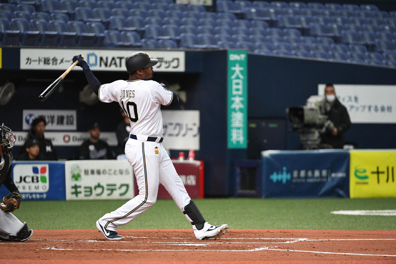 オリックス対ロッテ　1回裏オリックス2死一塁　アダム・ジョーンズは2点本塁打を放つ（撮影・渦原淳）