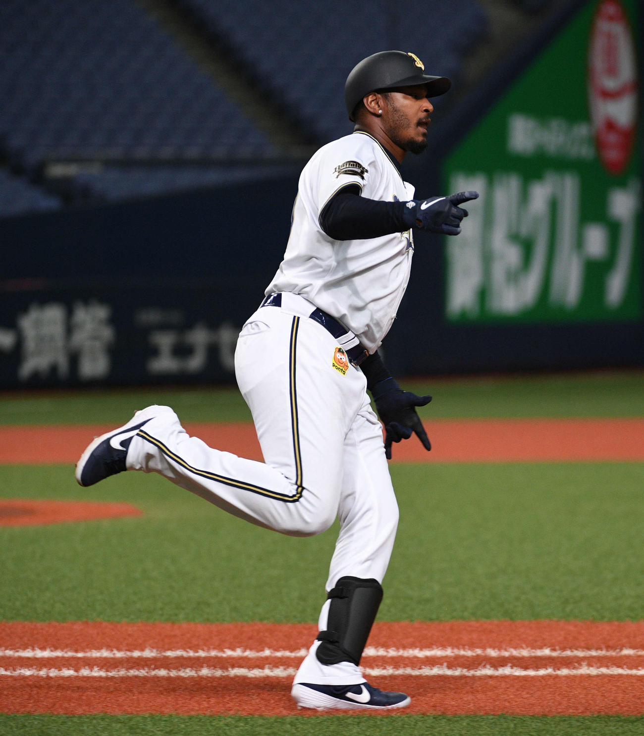 オリックス対ロッテ　1回裏オリックス2死一塁　アダム・ジョーンズは2点本塁打を放ち人差し指を突き上げ一塁へ向かう（撮影・渦原淳）