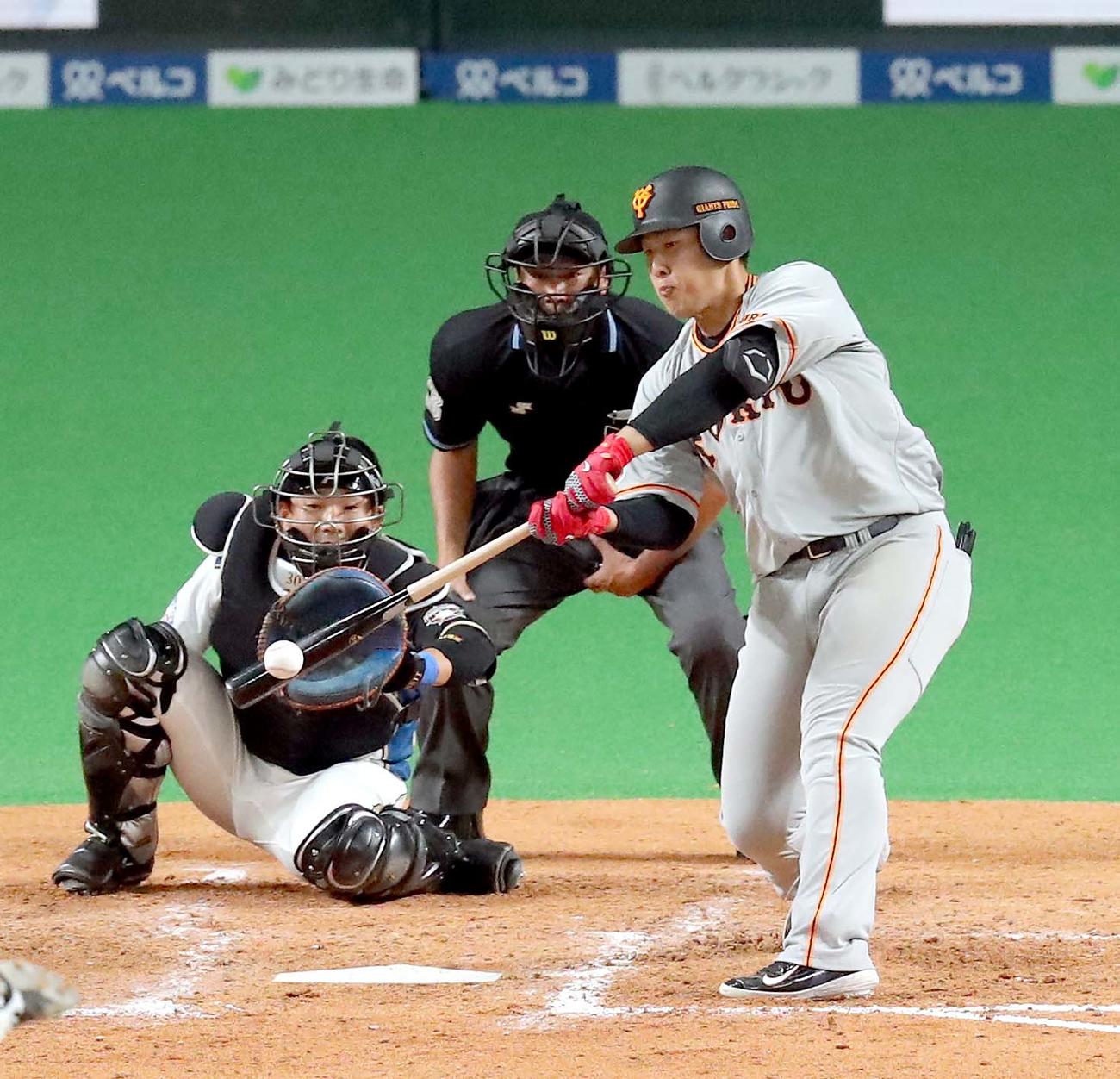 日本ハム対巨人　2回表巨人2死満塁、岡本は2点適時打を放つ（撮影・佐藤翔太）