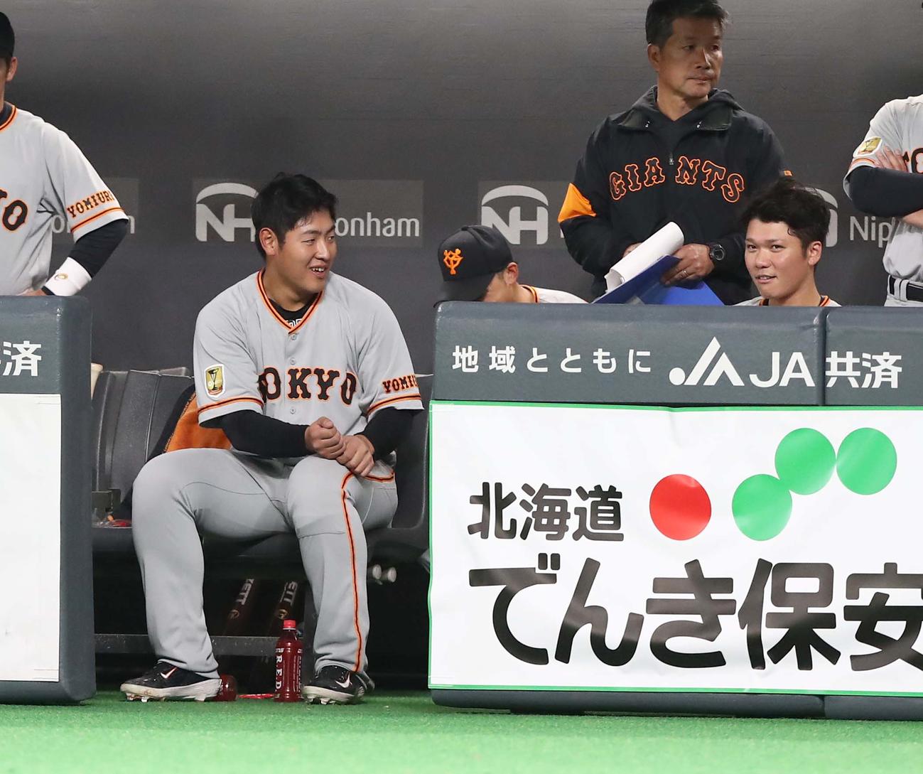 日本ハム対巨人　5回表、適時打を放った巨人岡本（左）はベンチで坂本と話す（撮影・黒川智章）