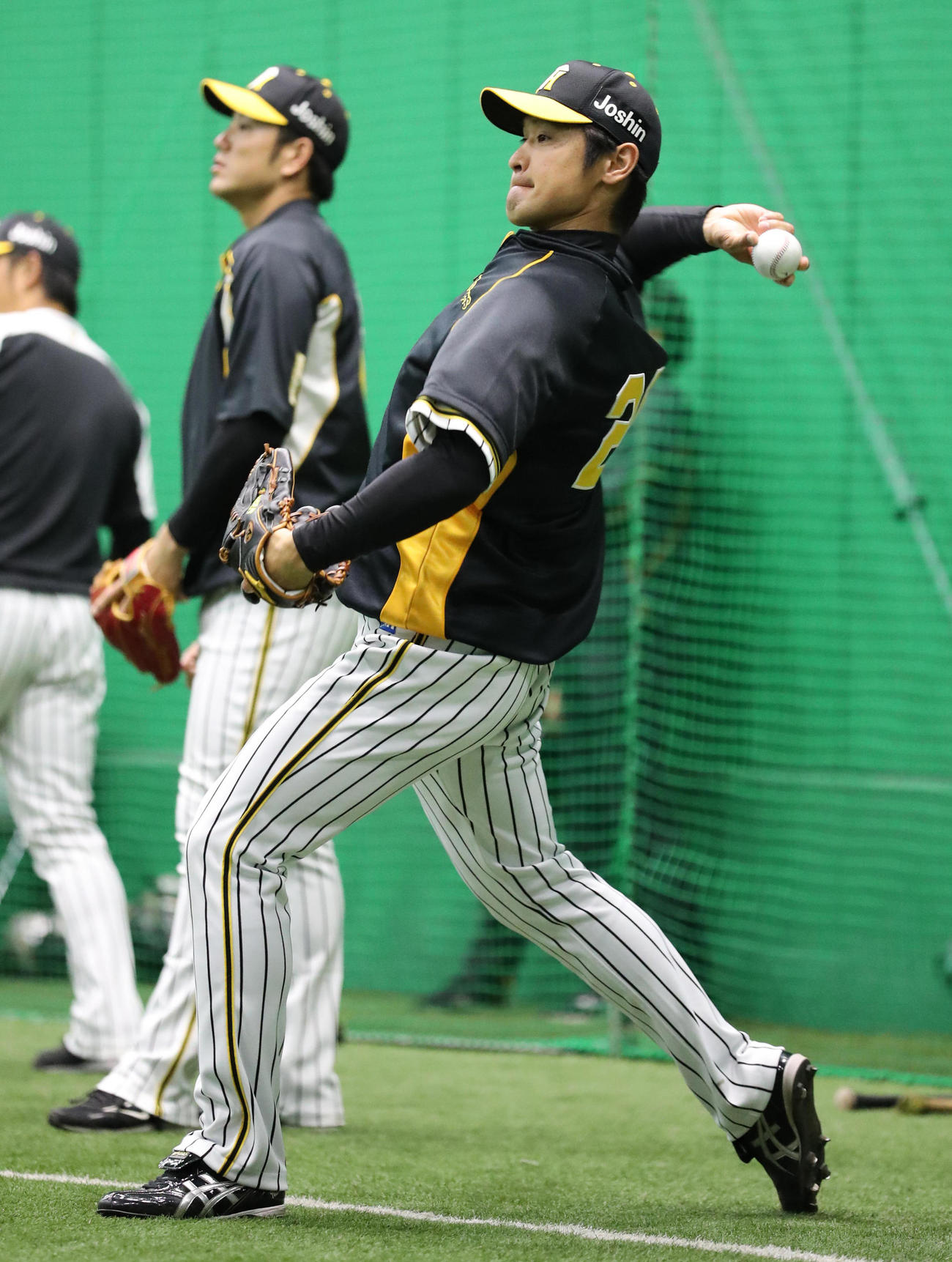 キャッチボールを行う中田賢一（撮影・清水貴仁）
