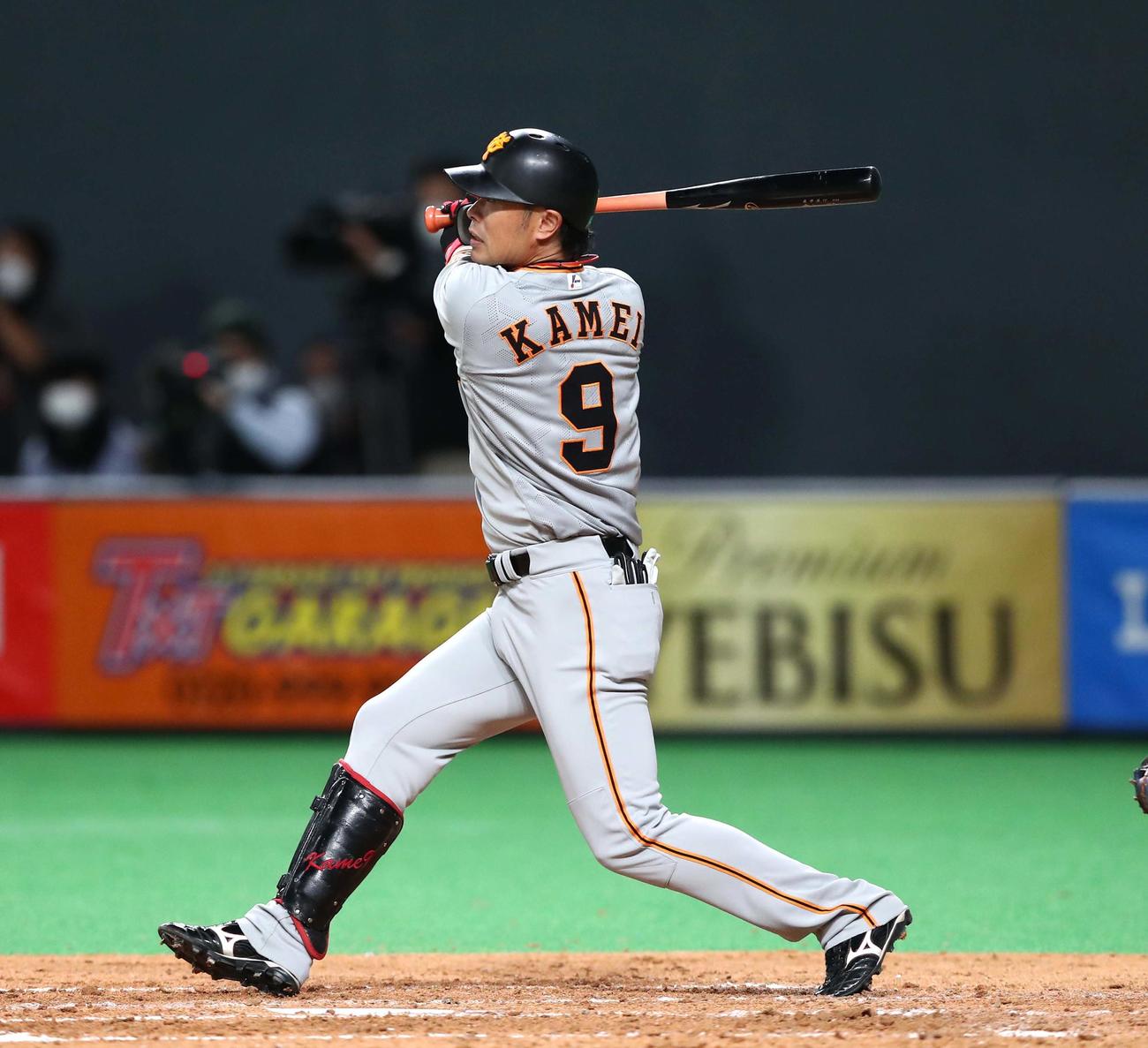 日本ハム対巨人　5回表巨人2死一、二塁、中越え2点適時二塁打を放つ亀井（撮影・黒川智章）