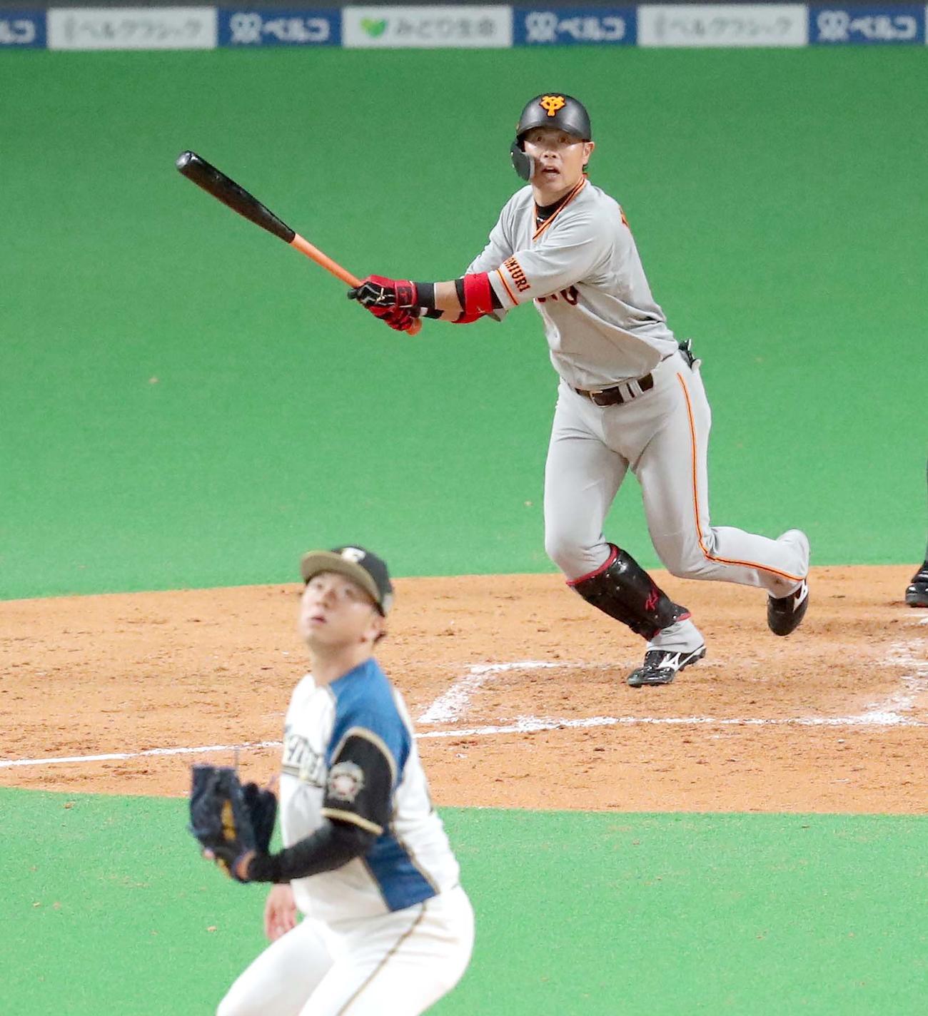 日本ハム対巨人　2回表巨人2死一、二塁、亀井は2点適時二塁打を放つ（撮影・佐藤翔太）