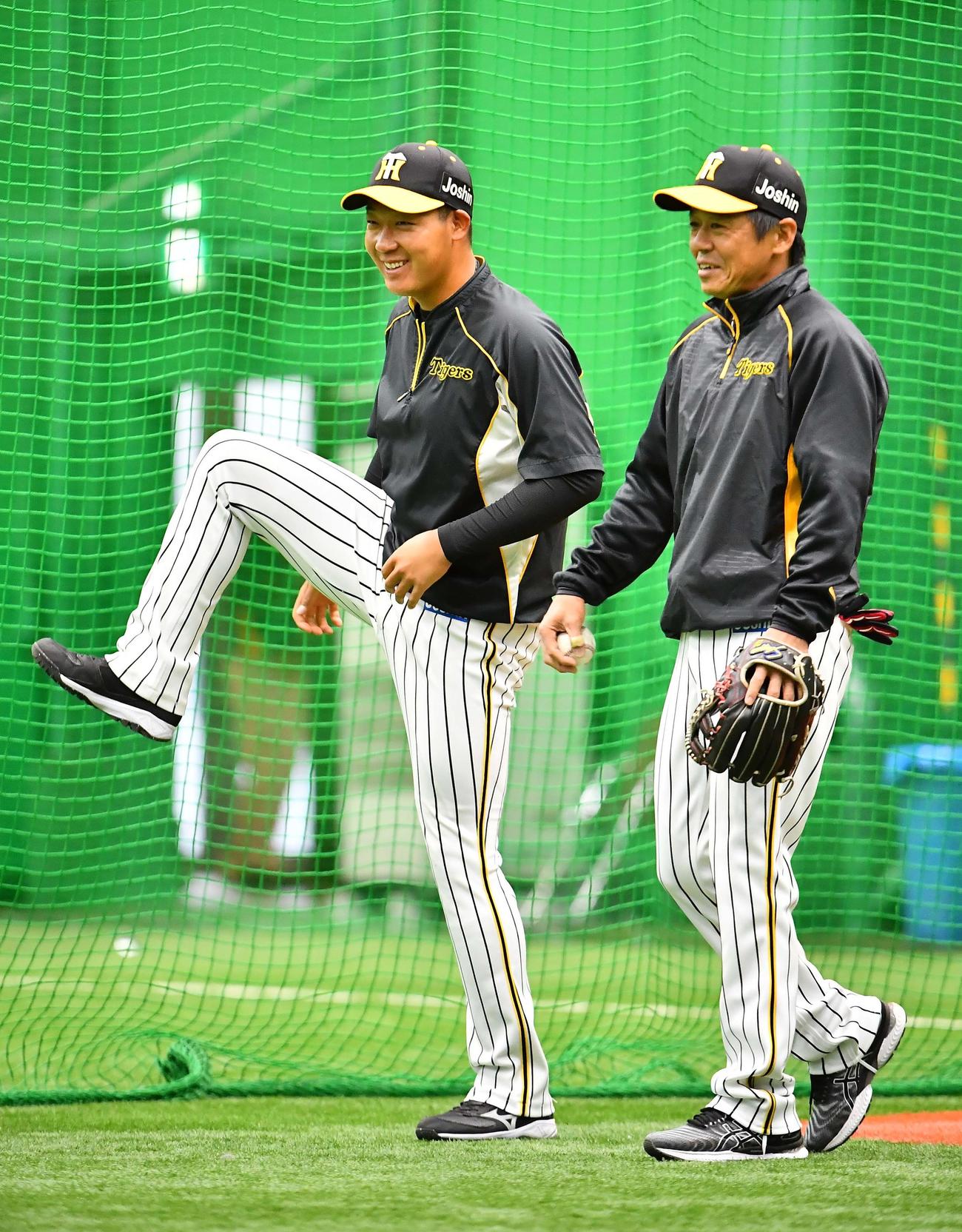 笑顔を見せながら練習に励む大山悠輔（左）（撮影・上田博志）