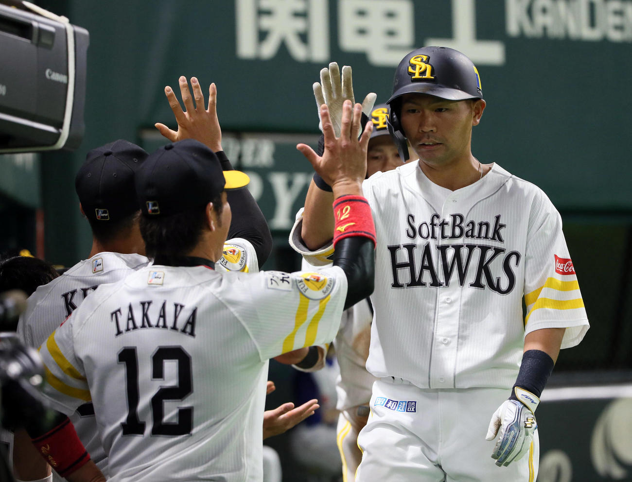 ソフトバンク対ヤクルト　3回裏ソフトバンク1死二塁、中村晃は右越え2点本塁打を放ちハイタッチ（撮影・栗木一考）
