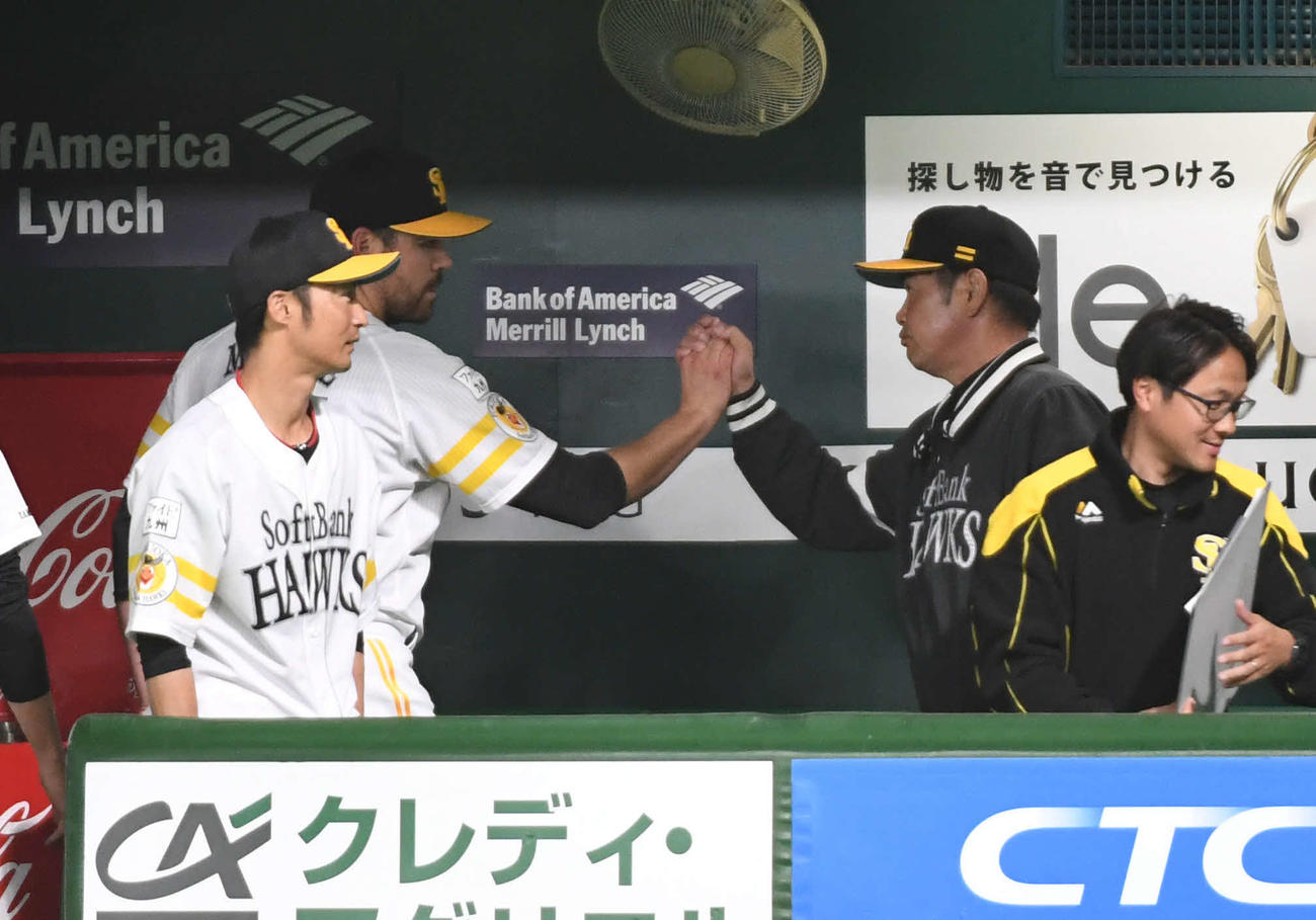 ソフトバンク対ヤクルト　6回からマウンドに上がったムーアは8回途中、無失点のまま降板し、工藤監督とタッチを交わす（撮影・今浪浩三）