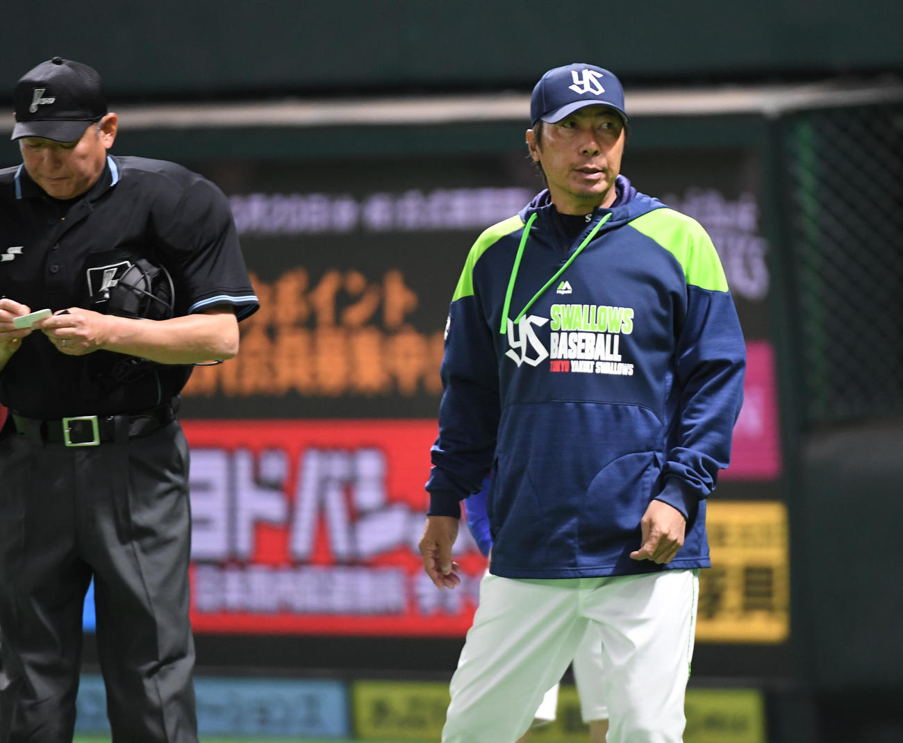5回裏、選手交代を告げる高津臣吾監督（撮影・今浪浩三）