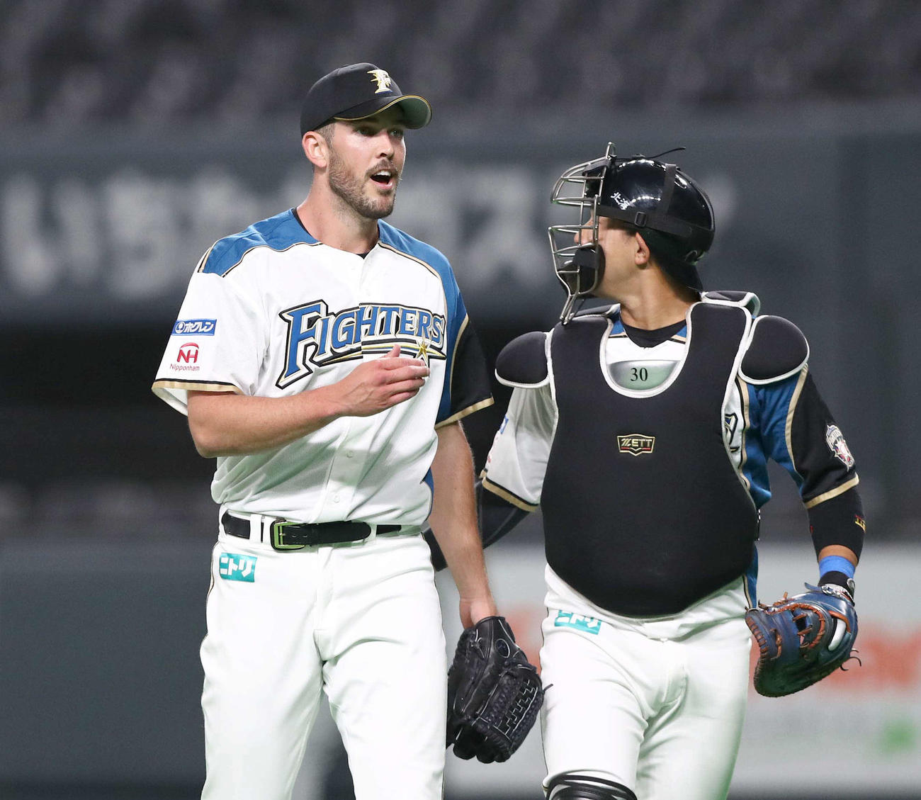 日本ハム対巨人　初回を3人で抑え笑顔のバーヘイゲン（左）（撮影・黒川智章）