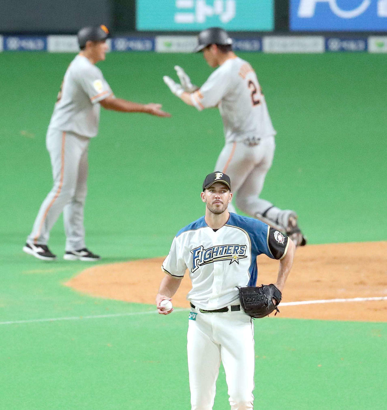 日本ハム対巨人　2回表巨人2死二塁、大城（奥）に先制となる中越え2点本塁打を浴びる日本ハム・バーヘイゲン（撮影・佐藤翔太）