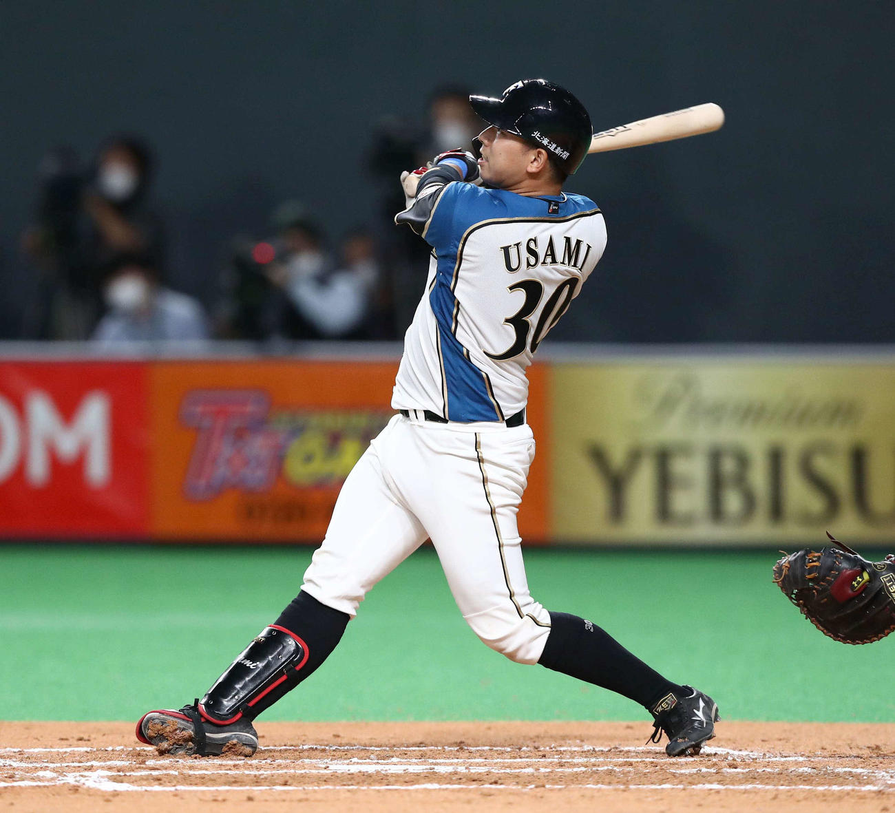 日本ハム対巨人　6回裏日本ハム2死一、二塁、右越え2点適時三塁打を放つ宇佐見（撮影・黒川智章）
