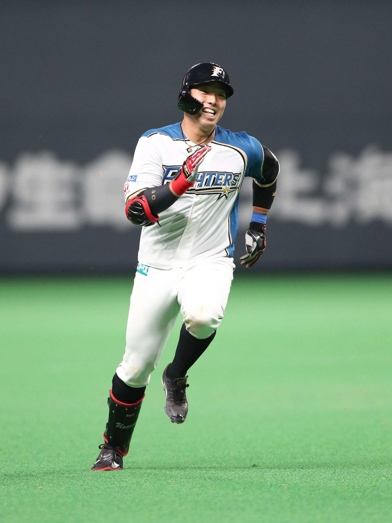 日本ハム対巨人　6回裏日本ハム2死一、二塁、右越え2点適時三塁打を放ち笑顔で走塁する宇佐見（撮影・黒川智章）