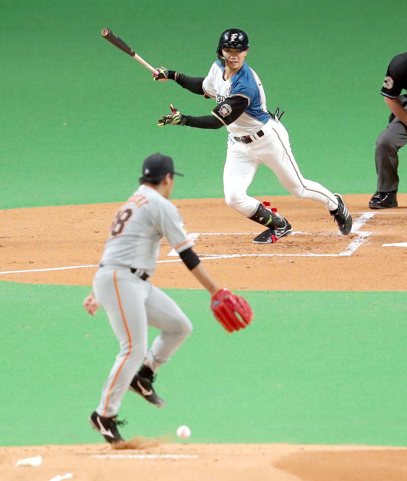 日本ハム対巨人　1回裏日本ハム無死、西川の打球が当たる巨人田口（左手前）（撮影・佐藤翔太）