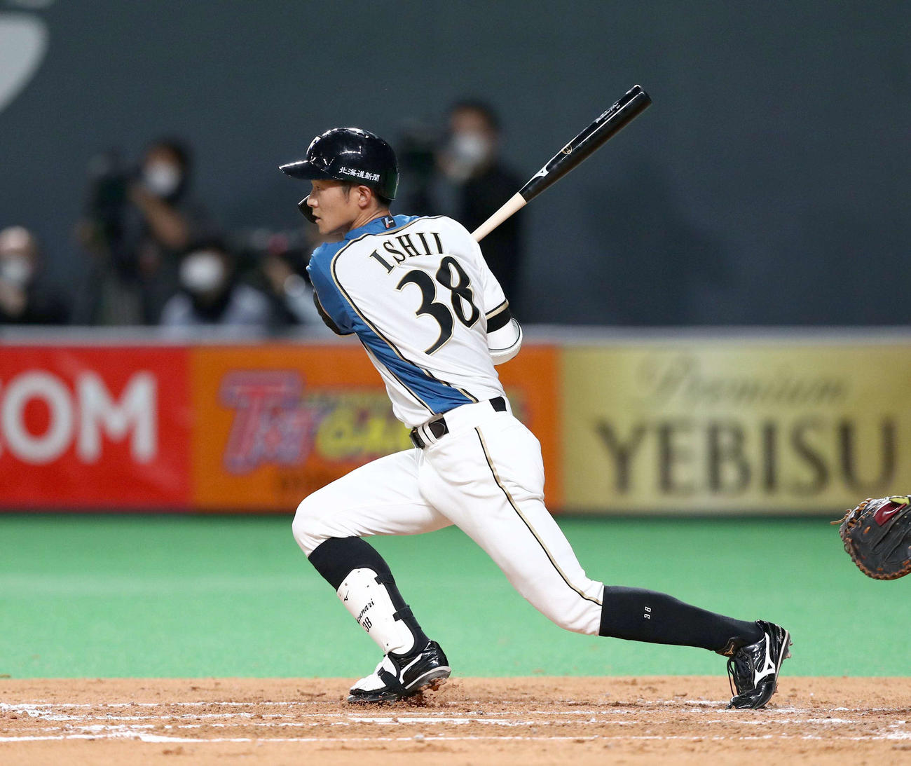 日本ハム対巨人　3回裏日本ハム1死二塁、右中間に適時三塁打を放つ石井（撮影・黒川智章）