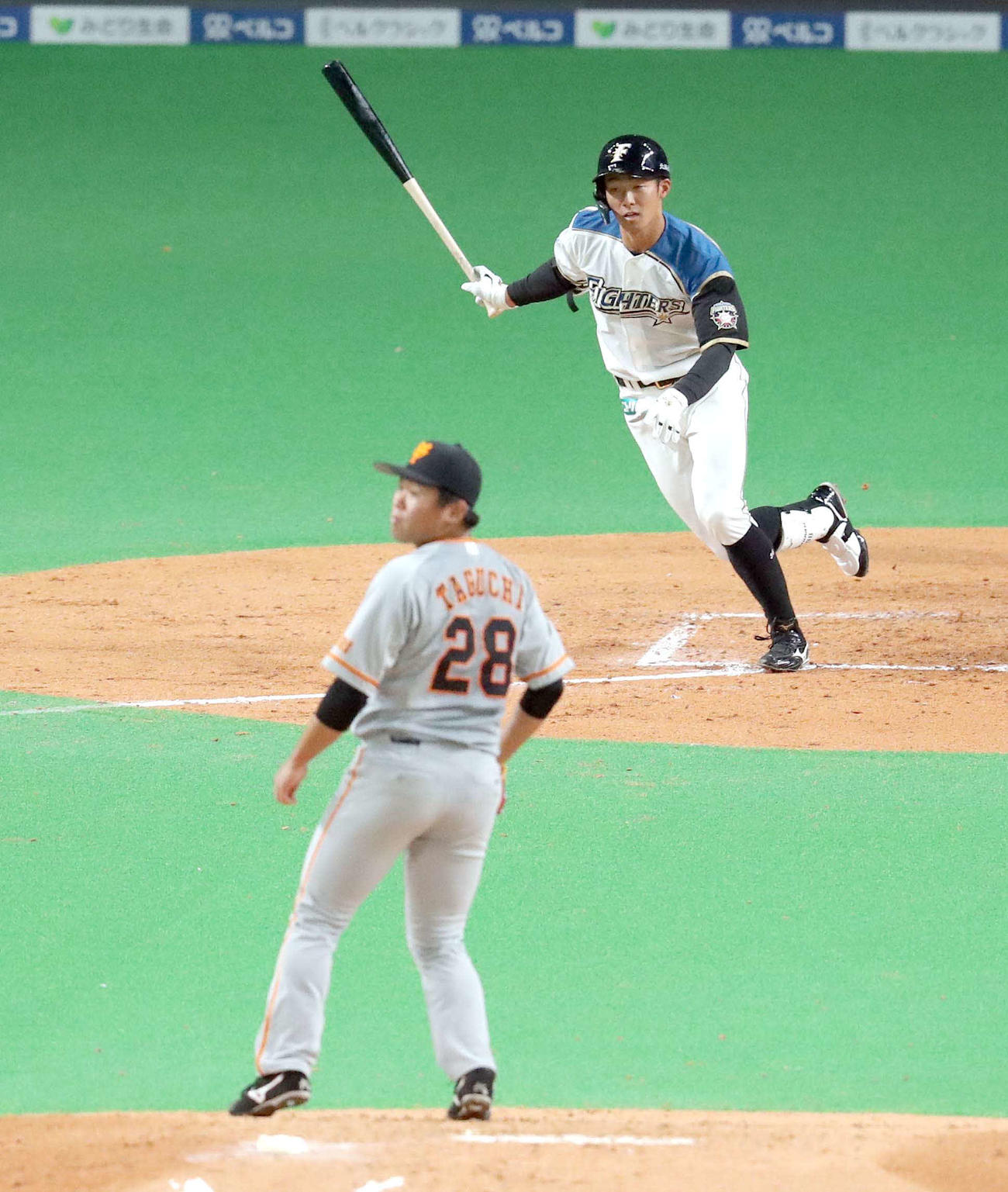 日本ハム対巨人　3回裏日本ハム1死二塁、石井は適時三塁打を放つ。投手は巨人田口（撮影・佐藤翔太）