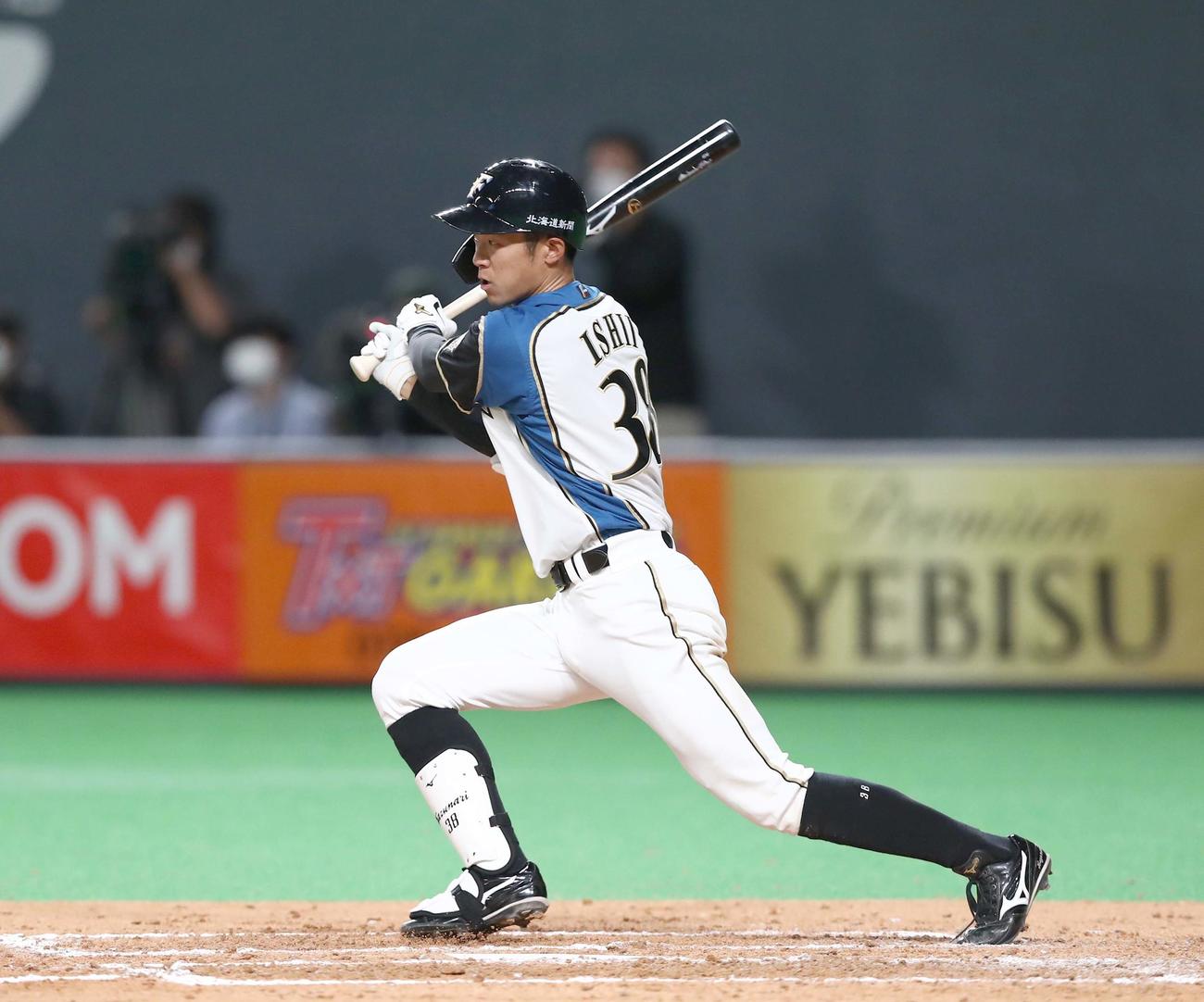 日本ハム対巨人　8回裏日本ハム1死、中越え二塁打を放つ石井（撮影・黒川智章）