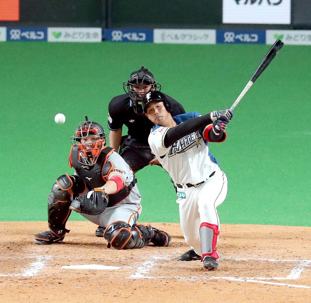 日本ハム対巨人　9回裏日本ハム1死一塁、樋口は中前打を放つ（撮影・佐藤翔太）