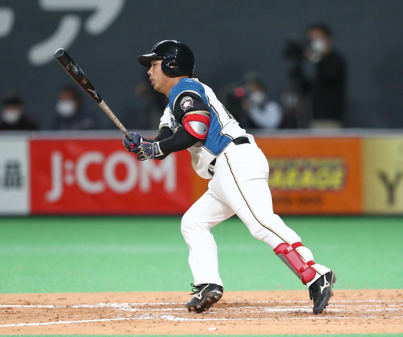 日本ハム対巨人　9回裏日本ハム1死一塁、中前打を放つ樋口（撮影・黒川智章）