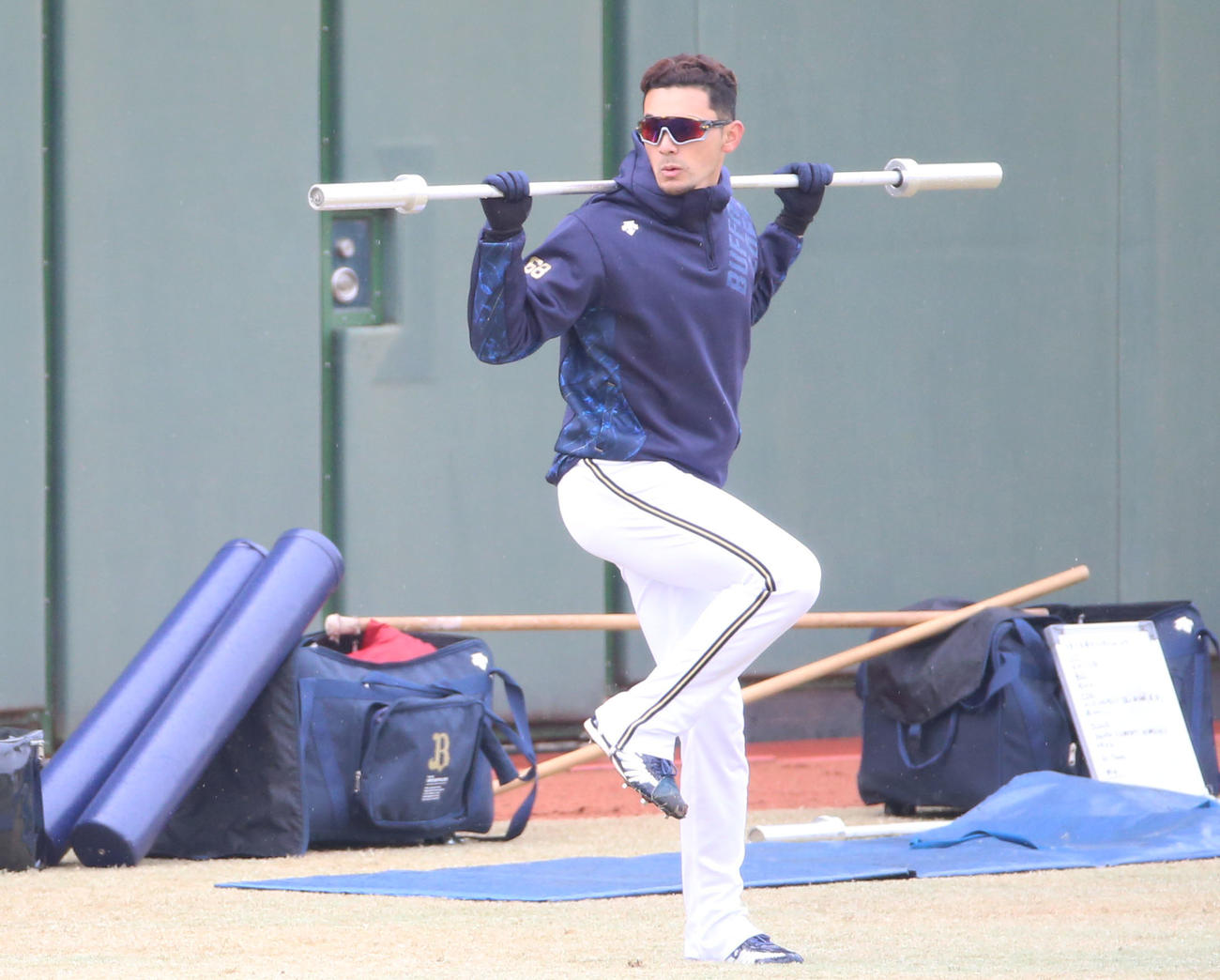 オリックス対ロッテ　グラウンドでトレーニングする鈴木優（撮影・上山淳一）