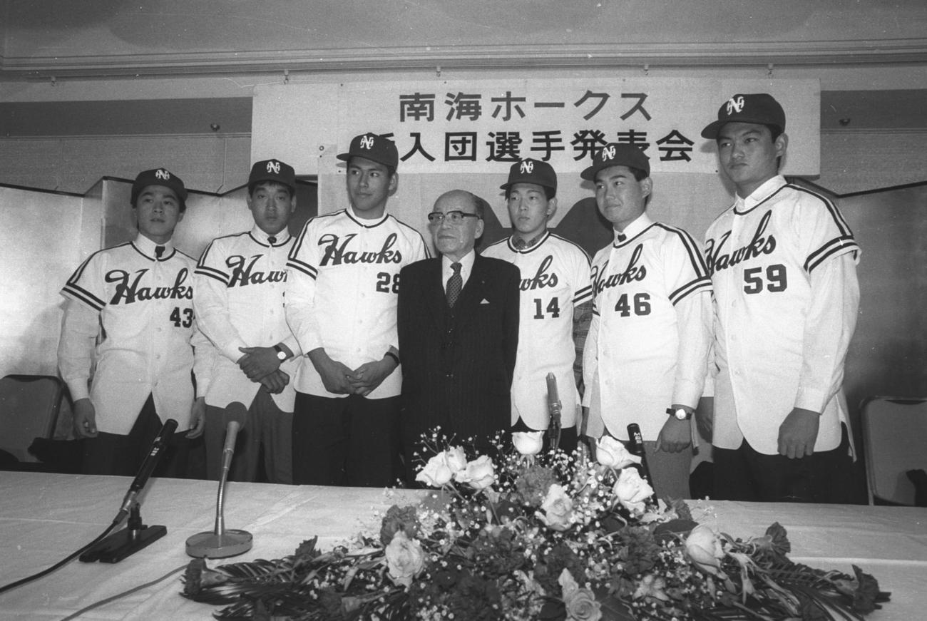 南海の入団会見に臨むドラフト1位・田口竜二(左から3人目）（1984年12月撮影）