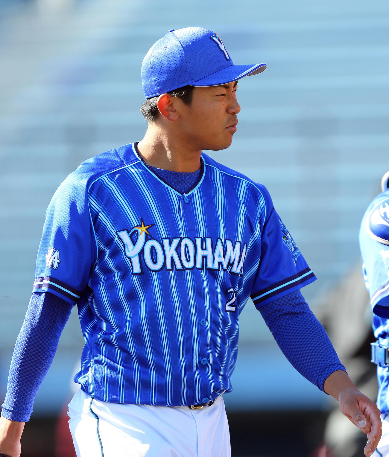 楽天対DeNA　5回裏に3失点し、顔をしかめてベンチに戻る今永（撮影・大野祥一）