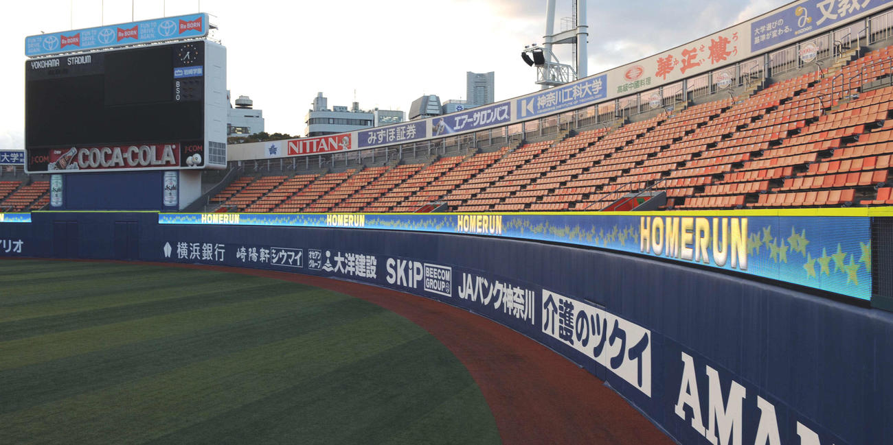 横浜スタジアムの外野フェンス上部に設置されたリボンビジョン（2012年4月2日撮影）