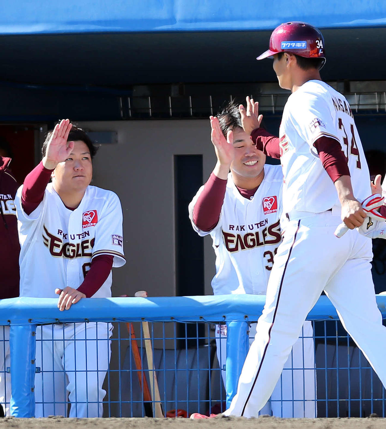 楽天対DeNA　5回裏楽天2死一塁、島内の適時打で生還した楽天山崎幹（右）を出迎える石橋（左）