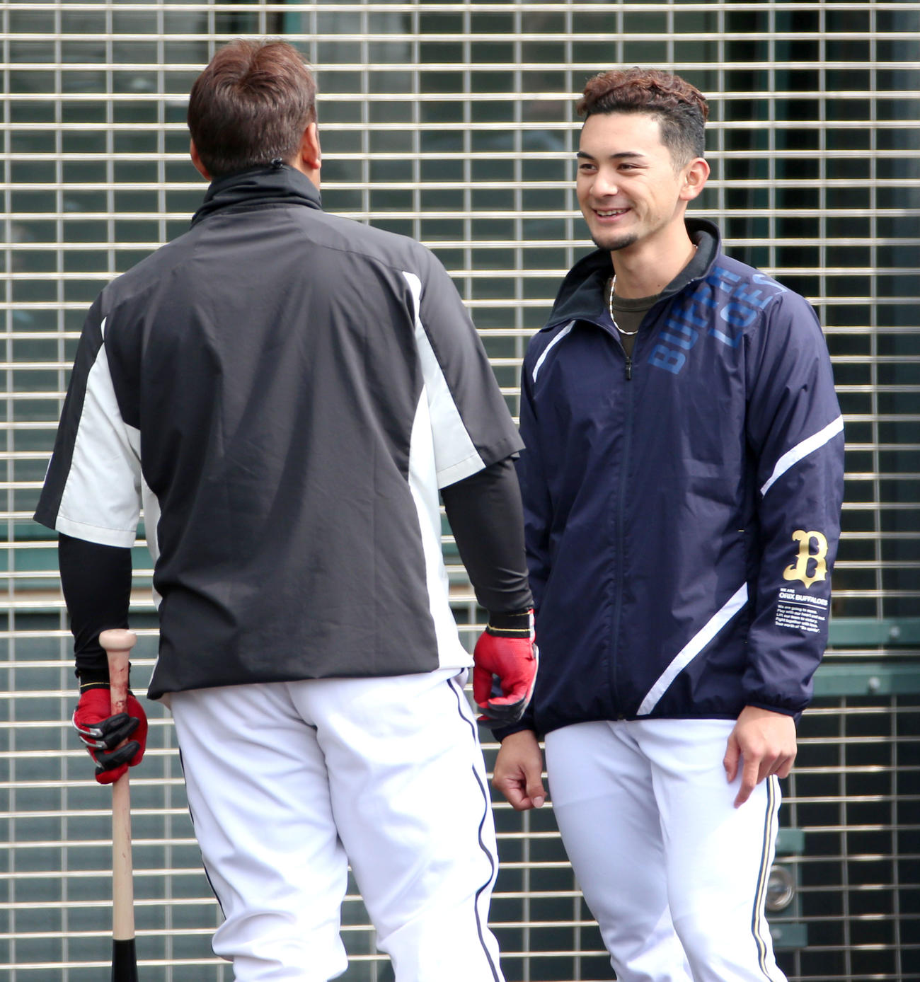 ロッテ井上（左）と談笑するオリックス鈴木（撮影・上山淳一）