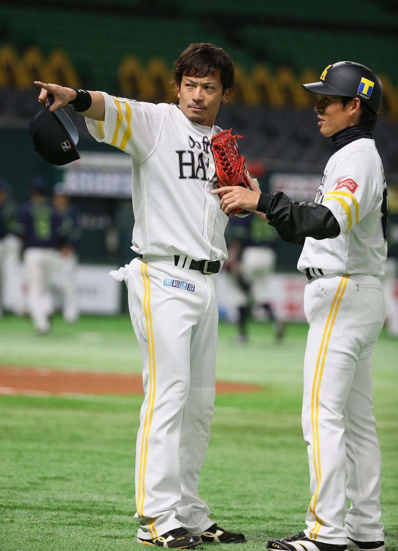 2回、ソロ本塁打を放った松田宣浩（左）はポーズを決める（撮影・栗木一考）