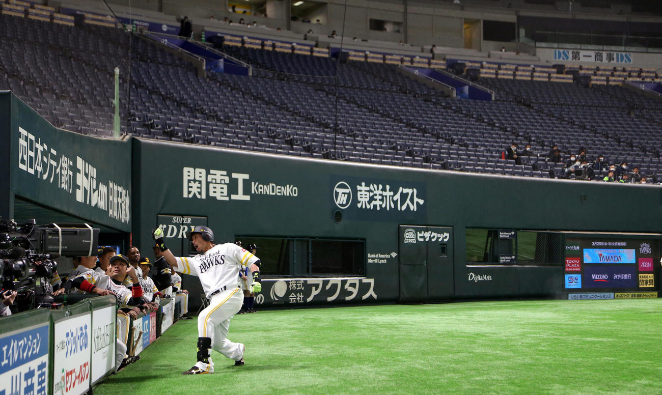 2回裏ソフトバンク1死、松田宣浩は右越えにソロ本塁打を放ちカメラに向かって熱男にポーズ（撮影・栗木一考）