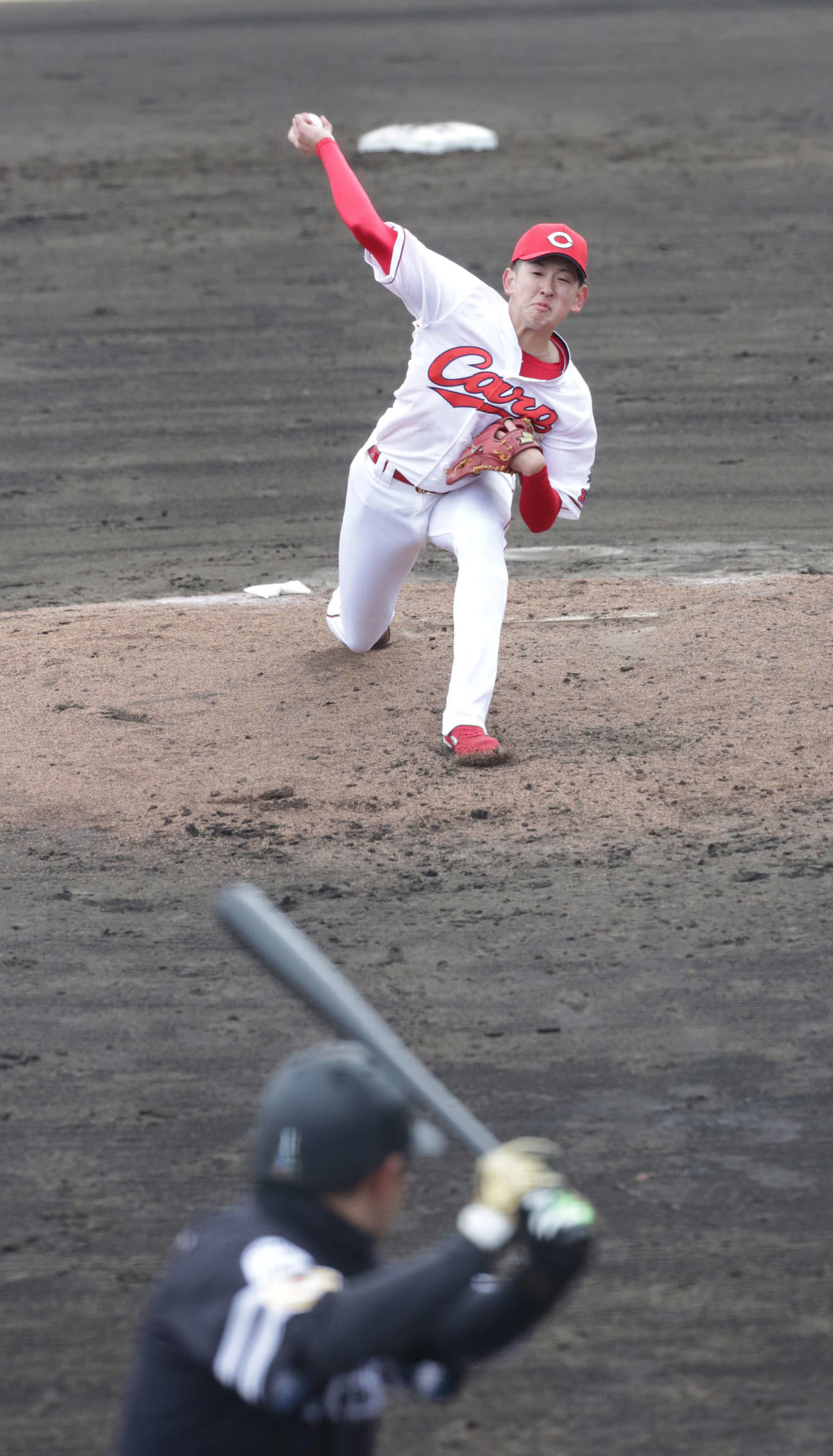 内川を内野ゴロに打ち取る遠藤（撮影・加藤孝規）